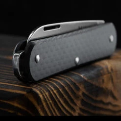 Fox Vulpis 1 Carbon Fibre Penknife -Outdoor Equipment Store FOX FX VP130CFdet2 02481.1686577598