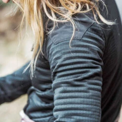 TAD Women Storm Pullover Raven -Outdoor Equipment Store tad stormdet2 35356.1596192550.1280.1280 60046.1642759001